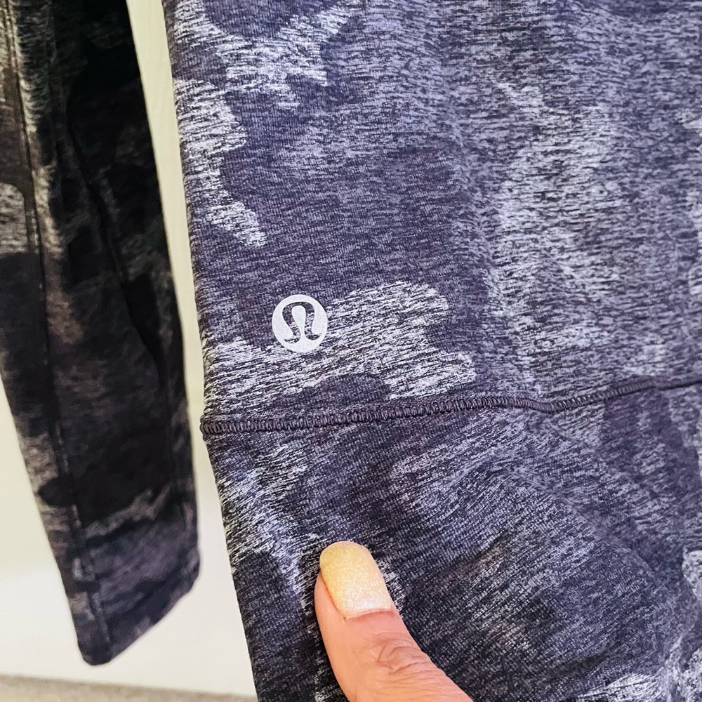 Lululemon long sleeve hooded T-shirt with pockets